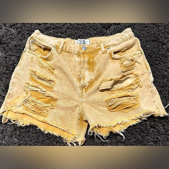 We The Free Women’s Size 28 Distressed Button Fly Shorts EUC - Picture 1 of 7